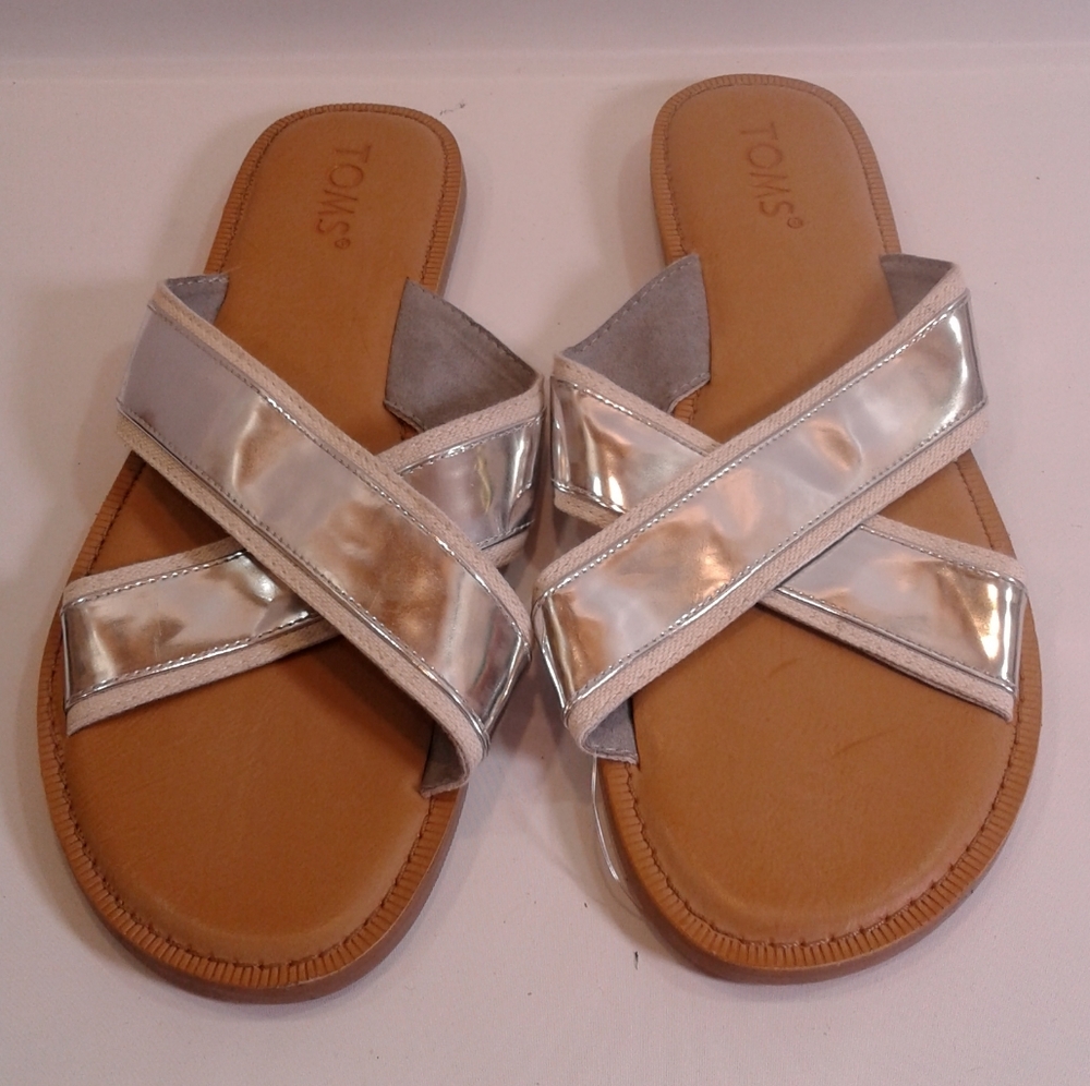 Toms 8.5 Flat Sandals Silver NWT